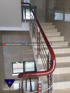 Cầu thang inox đơn giản